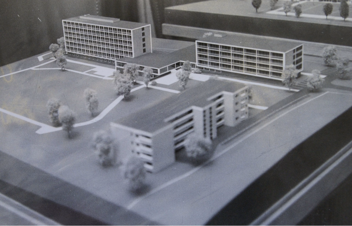 Schwarzweißaufnahme eines Architekturmodells von Haus Gracht mit mehreren Gebäuden und Grünanlagen.
