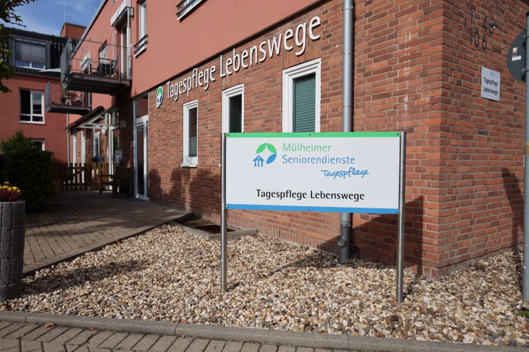 Eingang der Tagespflege mit der Beschriftung Lebenswege.