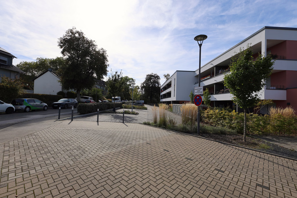 Betreutes Wohnen der MWB am Kuhlendahl: Wohngebäude mit Balkonen und Vorplatz.