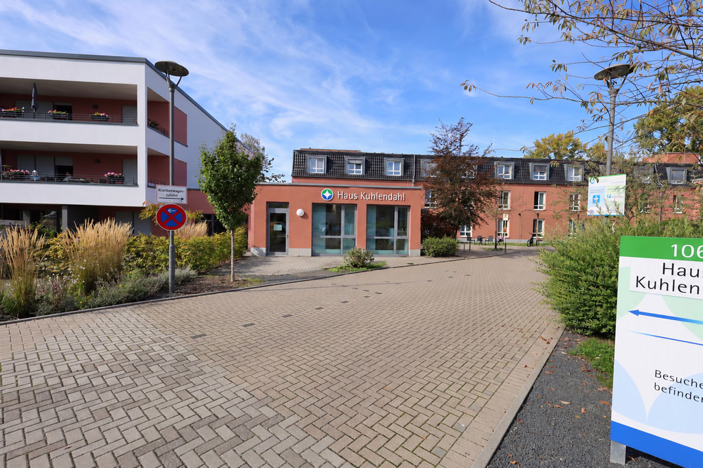 Eingang des Hauses Kuhlendahl mit beschrifteter Fassade und gepflastertem Vorplatz.